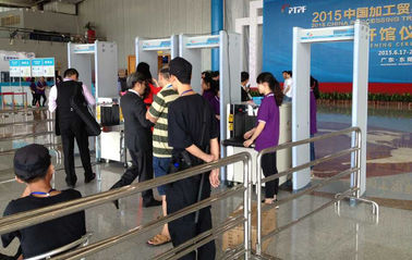 Gli scanner del corpo dell'aeroporto passano attraverso la porta del metal detector 50/60Hz