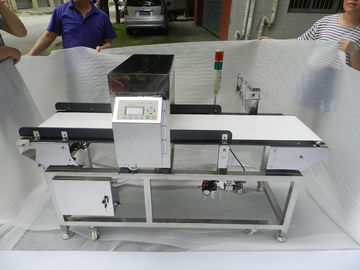 Detettore di metallo da trasportatore approvato CE con braccio di rigetto ideale per snack e cibi surgelati