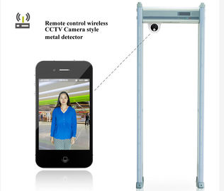 Multi passeggiata di sicurezza di zona tramite il portone del metal detector con la batteria della macchina fotografica del CCTV